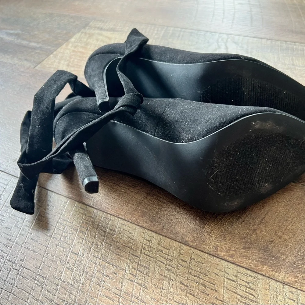 Shoe Dazzle Black Heels with Ribbon Detail - Picture 2 of 3
